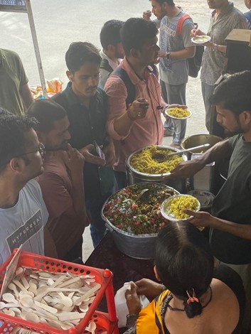 インド　朝食風景